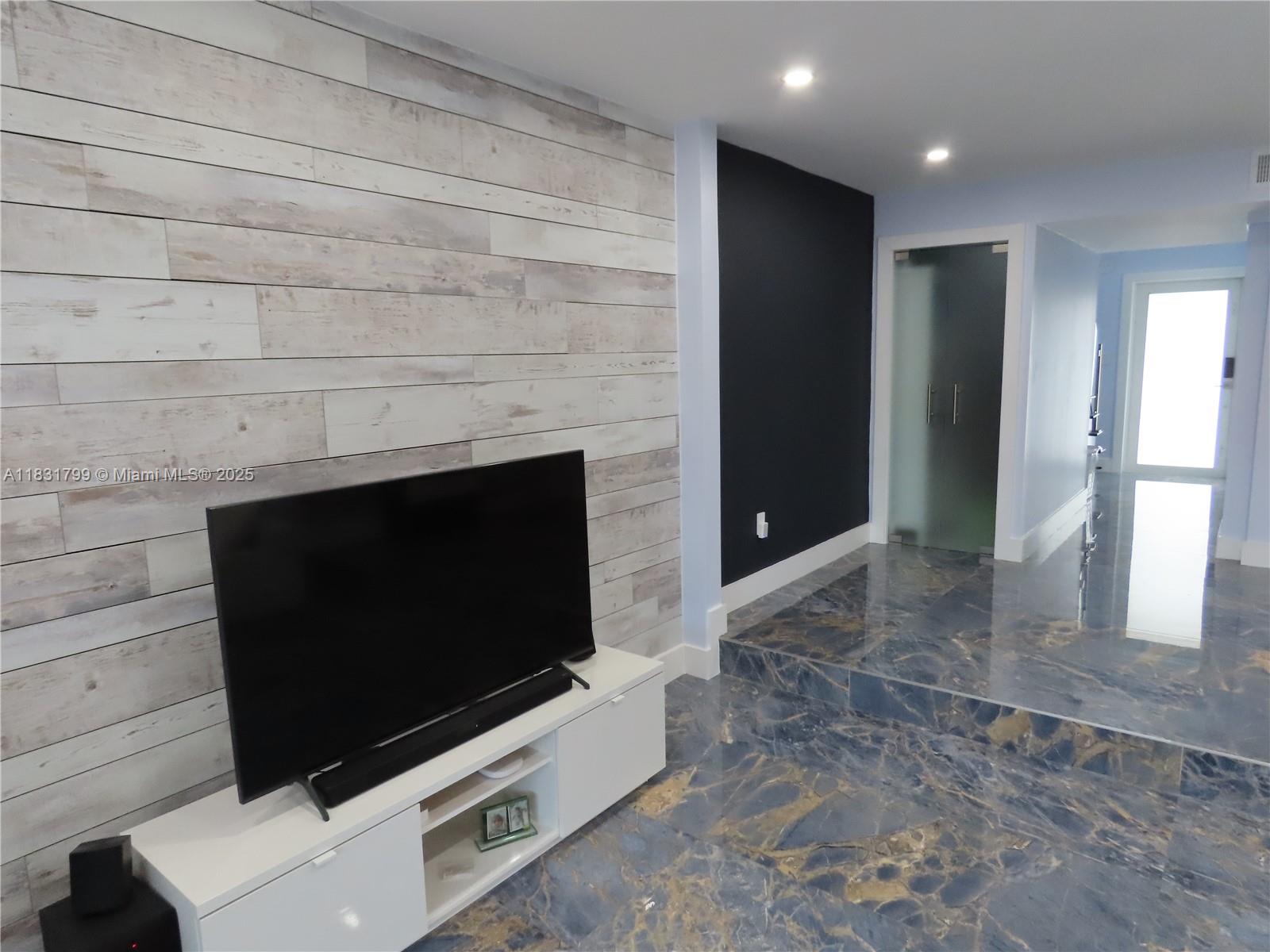 LAGUNA CONDO - Residential