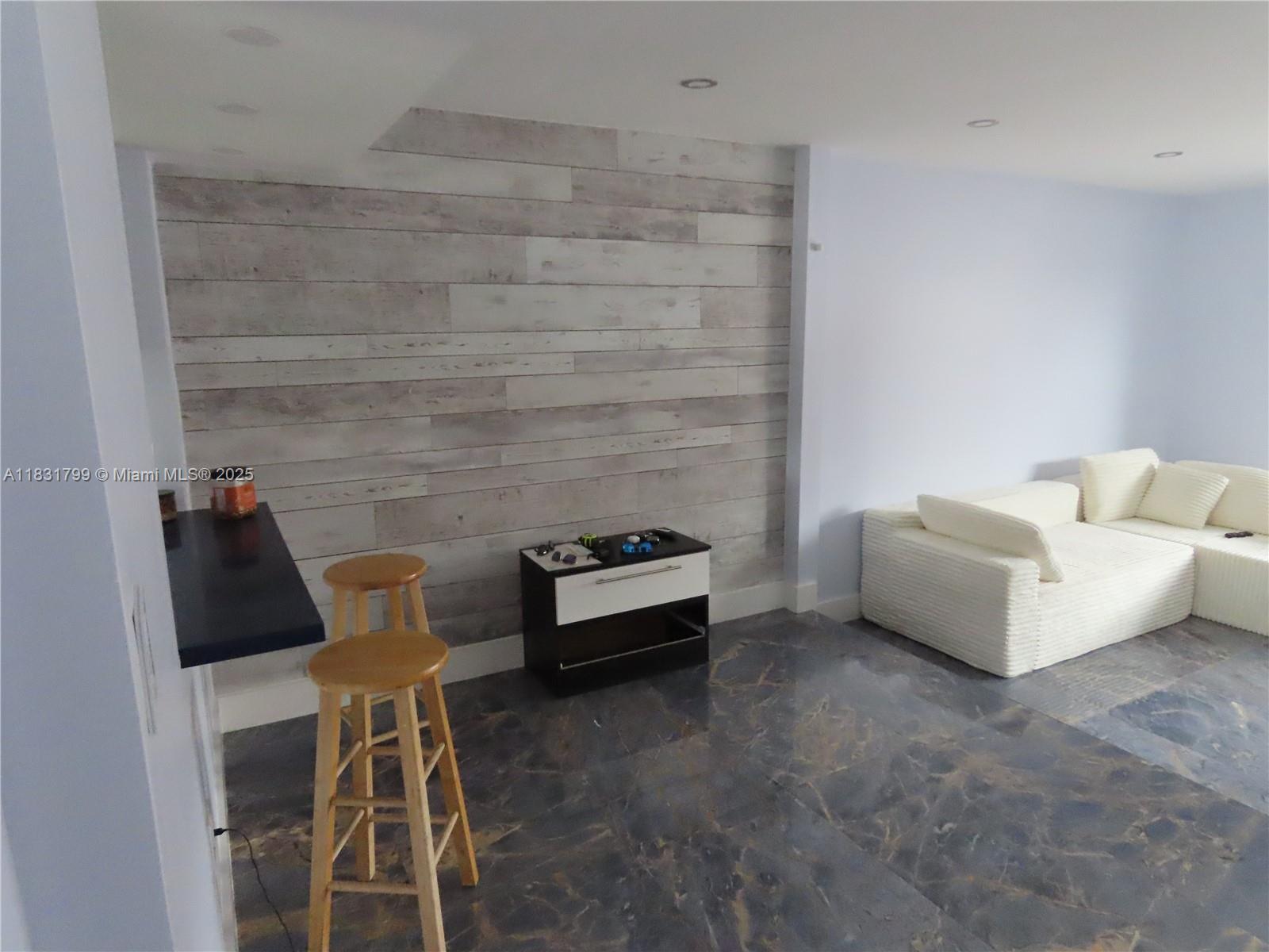 LAGUNA CONDO - Residential