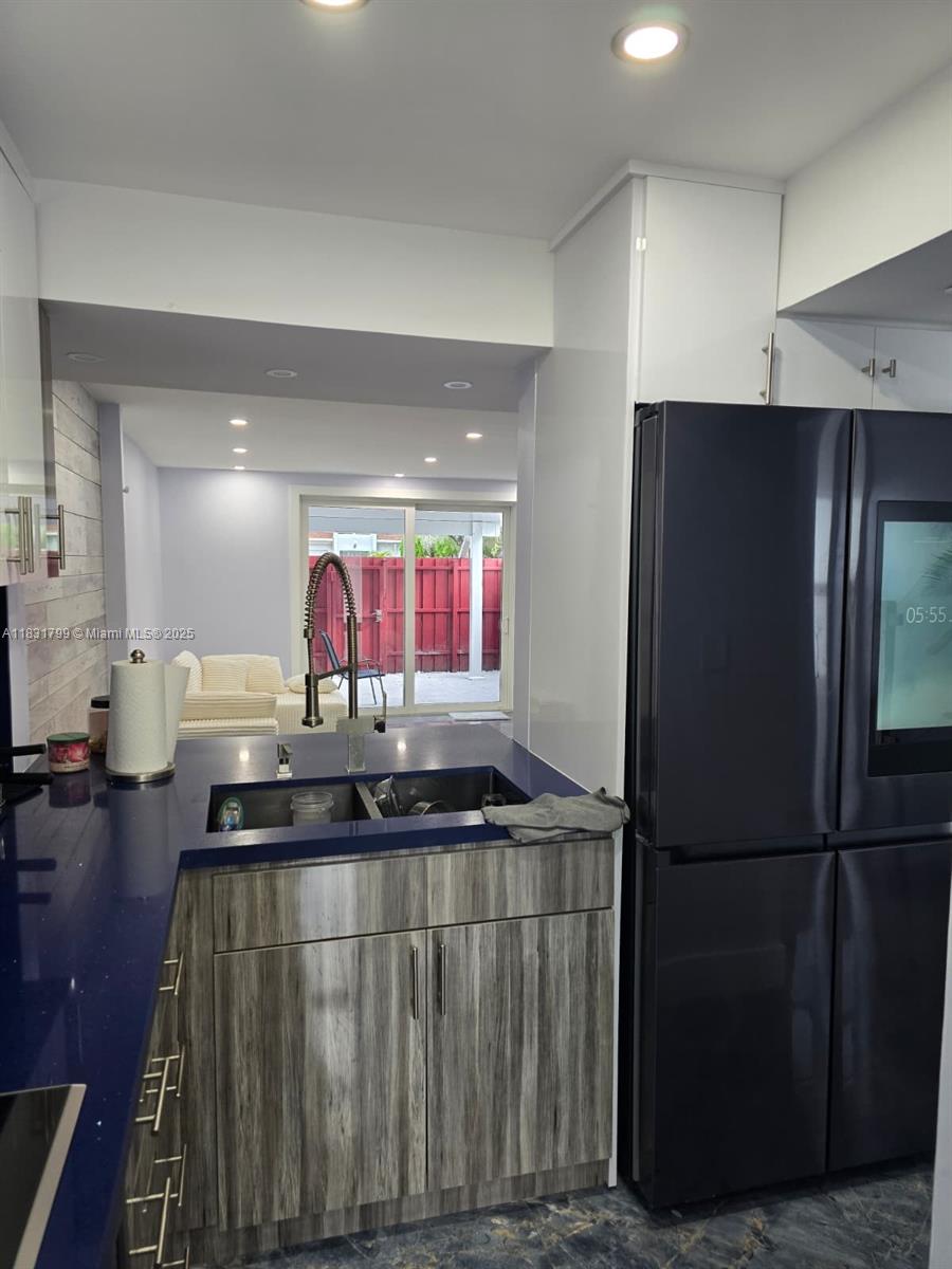 LAGUNA CONDO - Residential