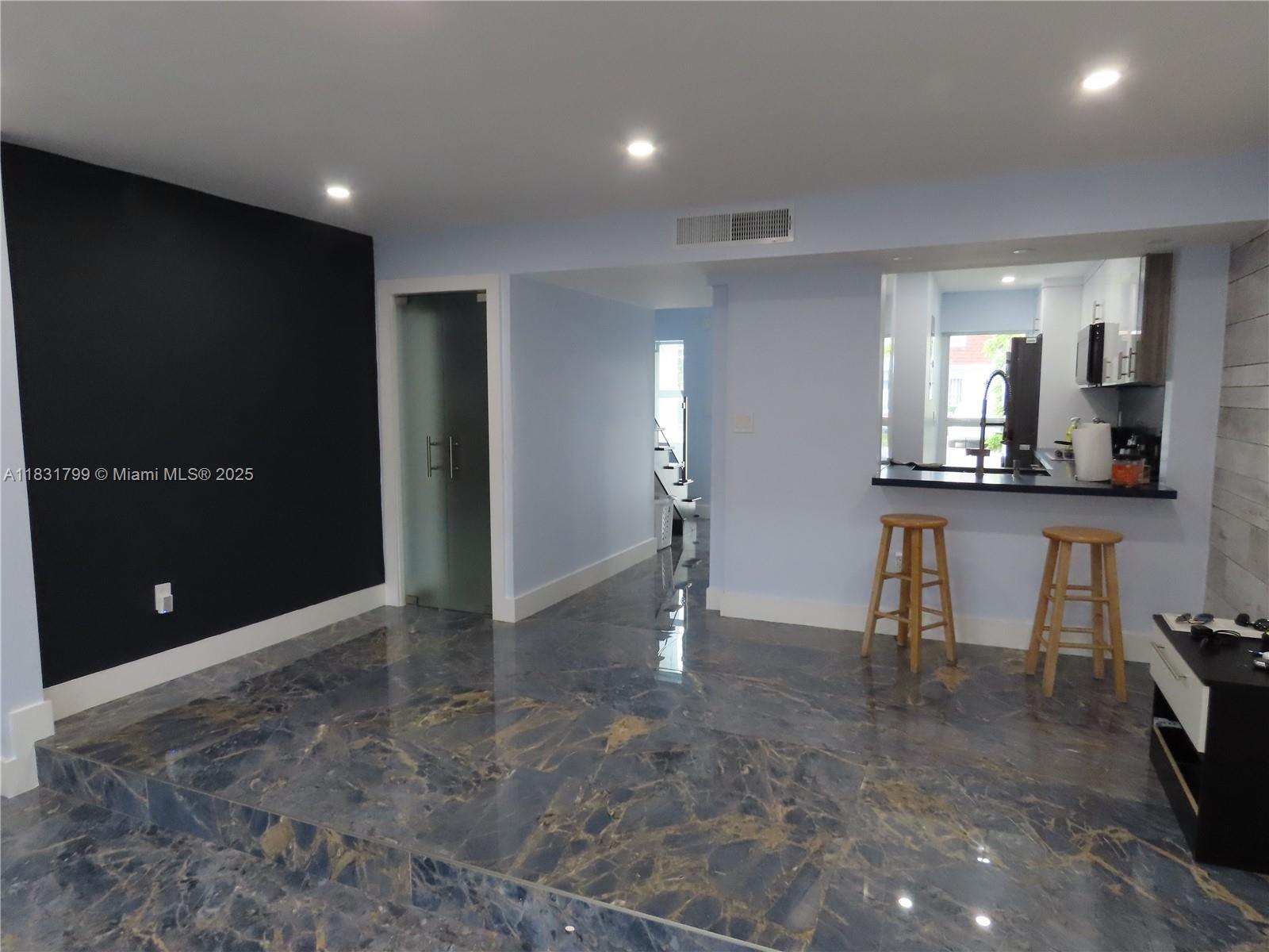 LAGUNA CONDO - Residential