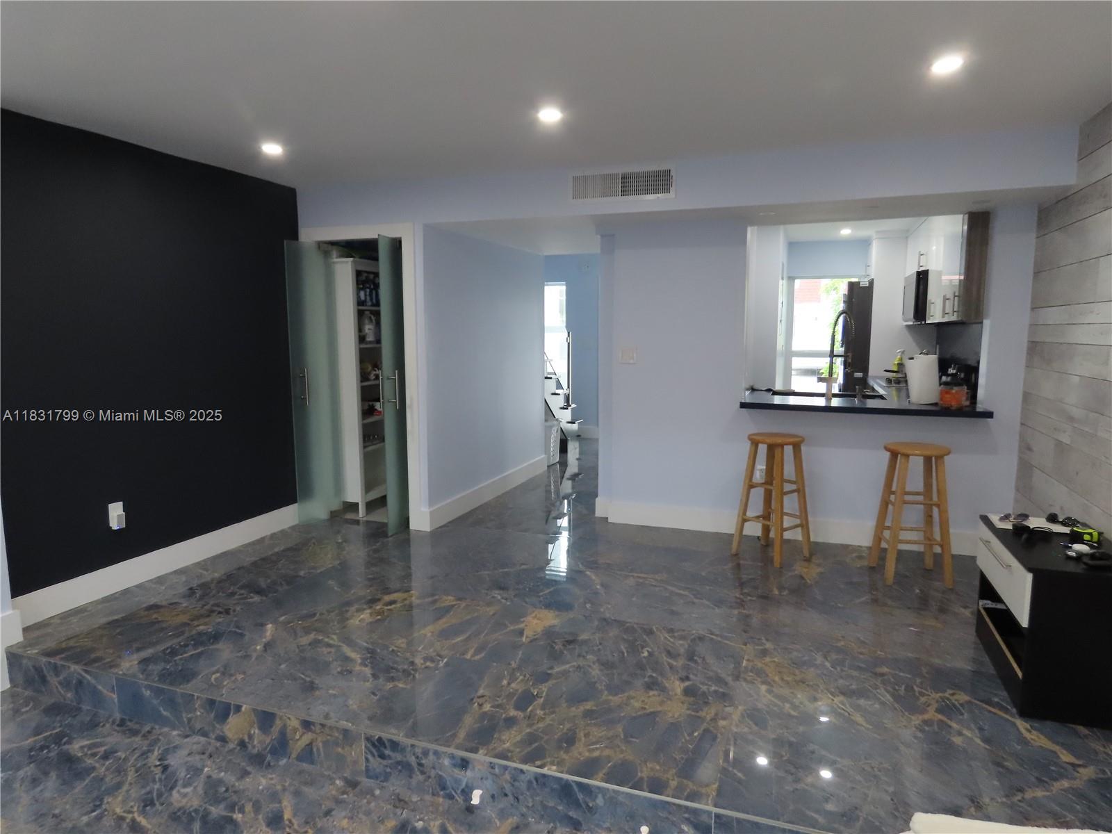 LAGUNA CONDO - Residential