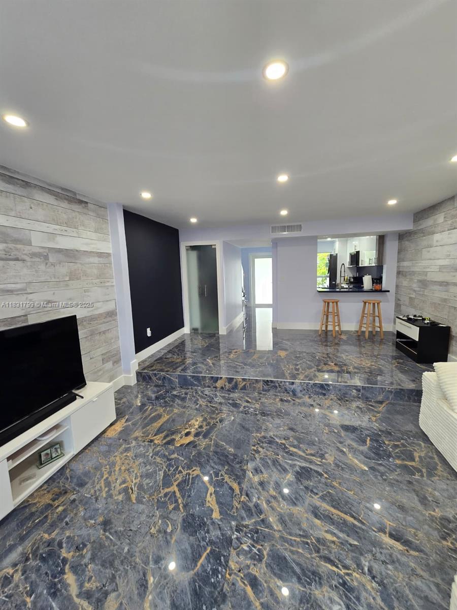 LAGUNA CONDO - Residential