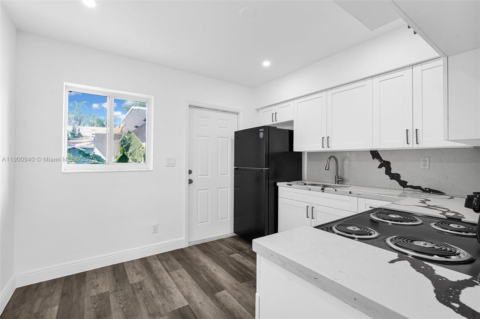 HOLLYWOOD PARK - Residential Lease