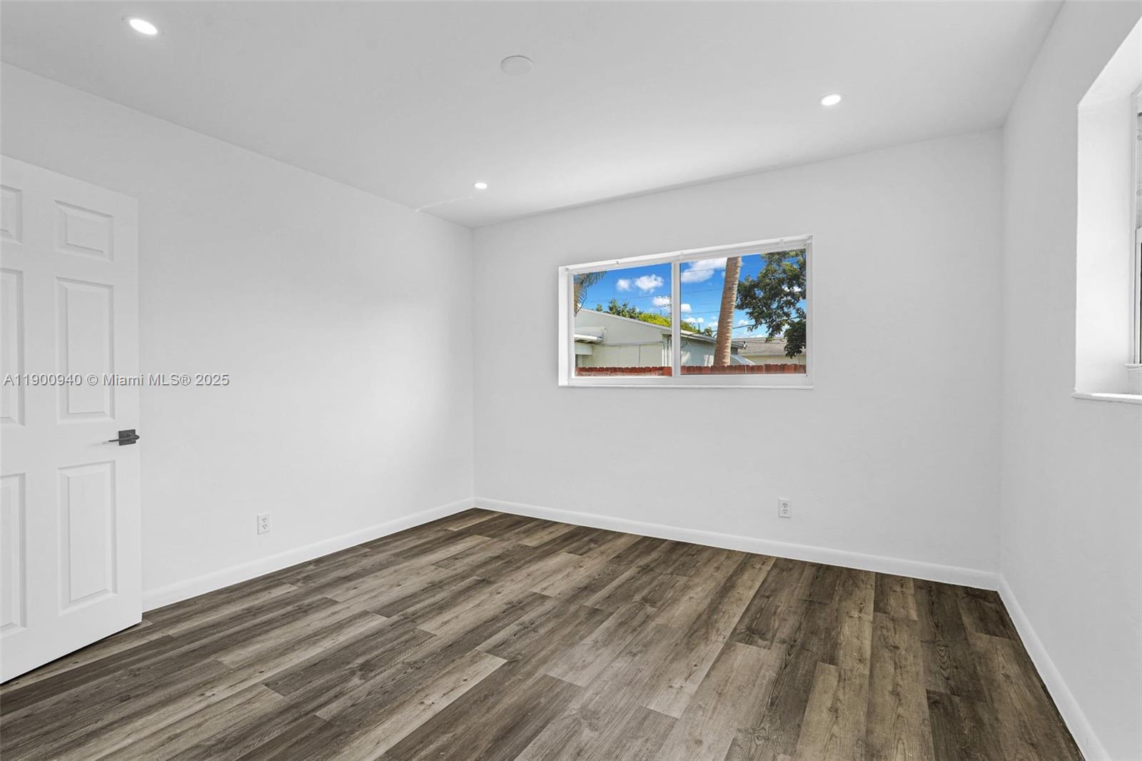 HOLLYWOOD PARK - Residential Lease
