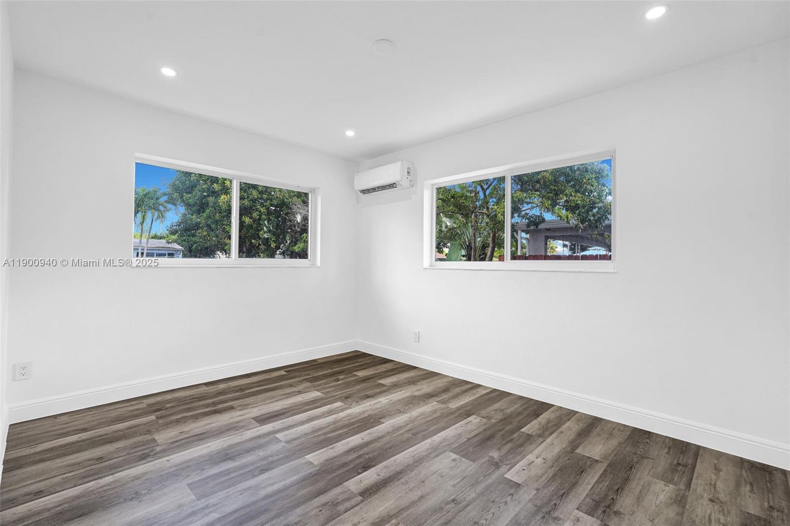HOLLYWOOD PARK - Residential Lease