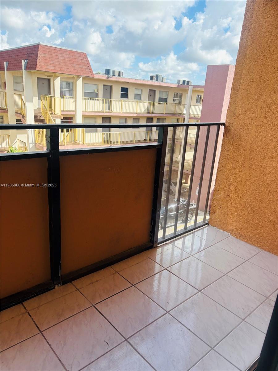 LAGO CONDO - Residential