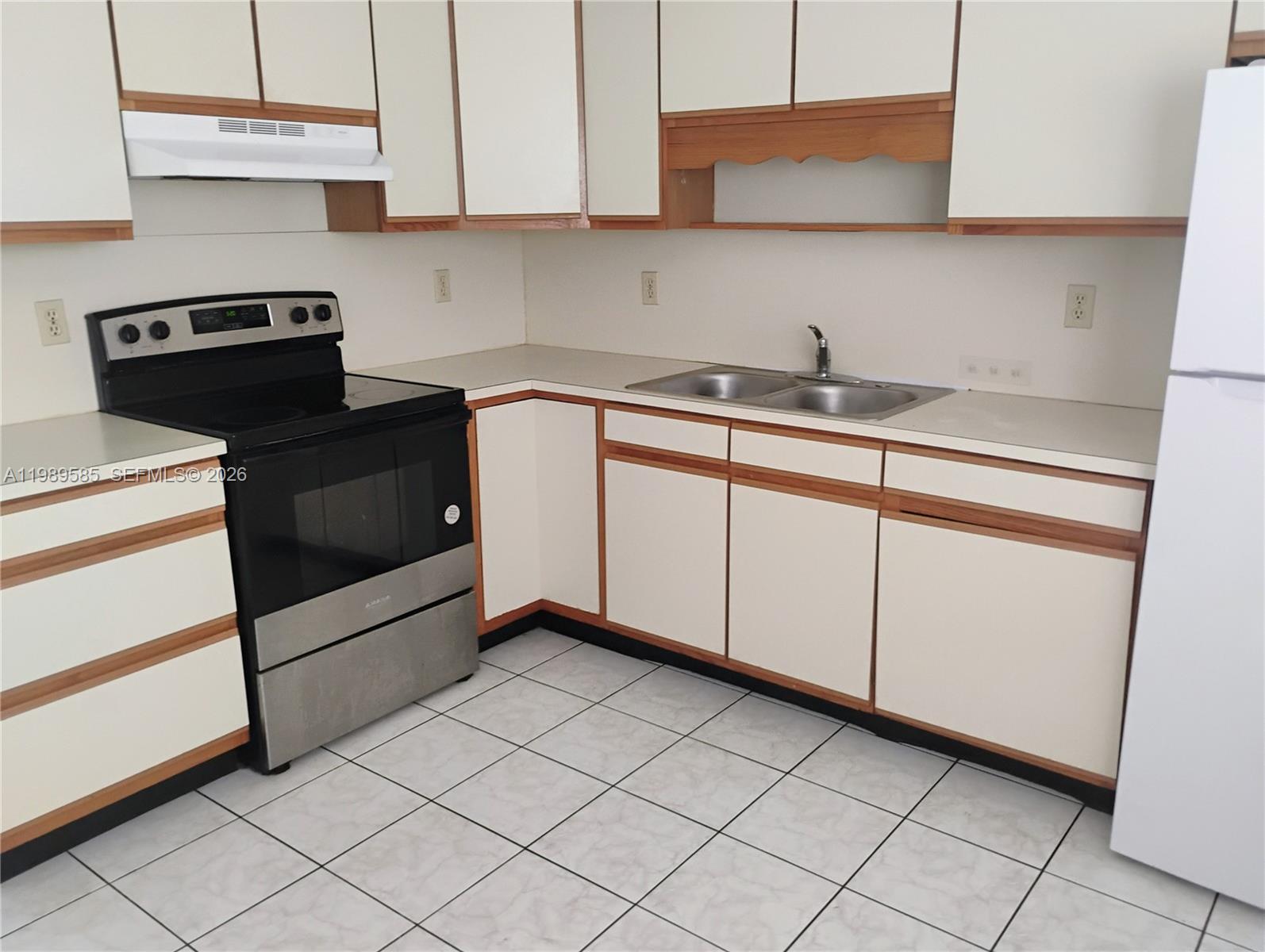 HOLLYWOOD HOMESITES REV P - Residential Lease