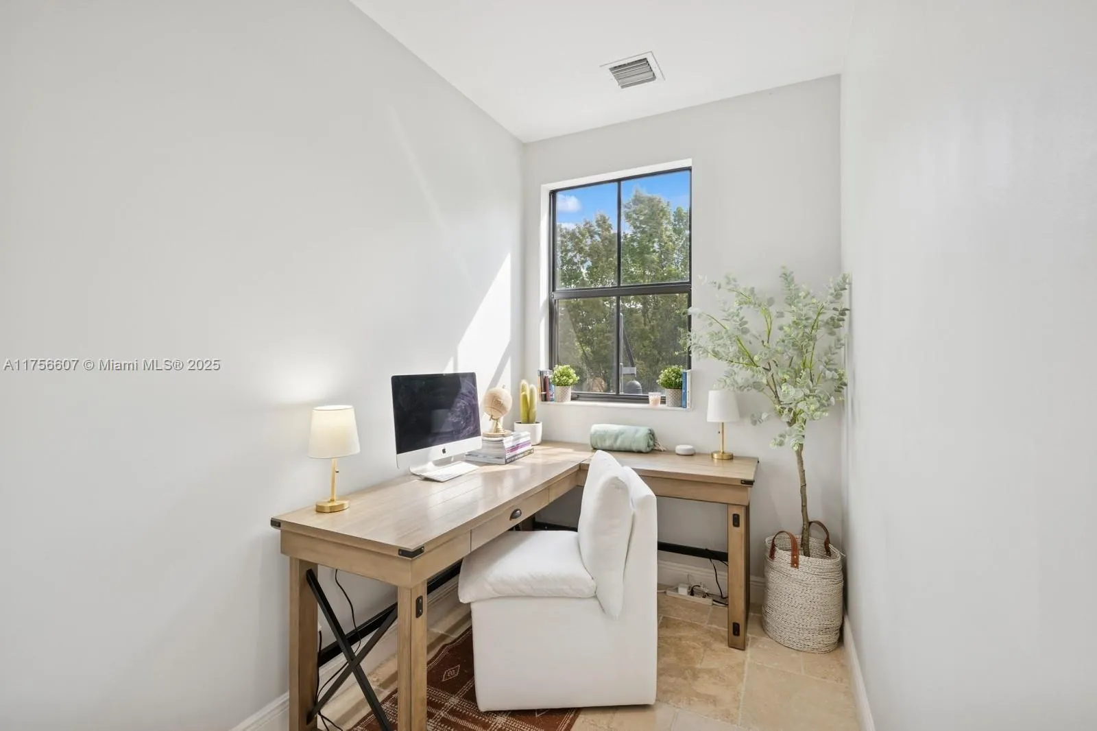 Doral, Florida 33166, United States, 5 Bedrooms Bedrooms, ,4 BathroomsBathrooms,Residential,Active,86155