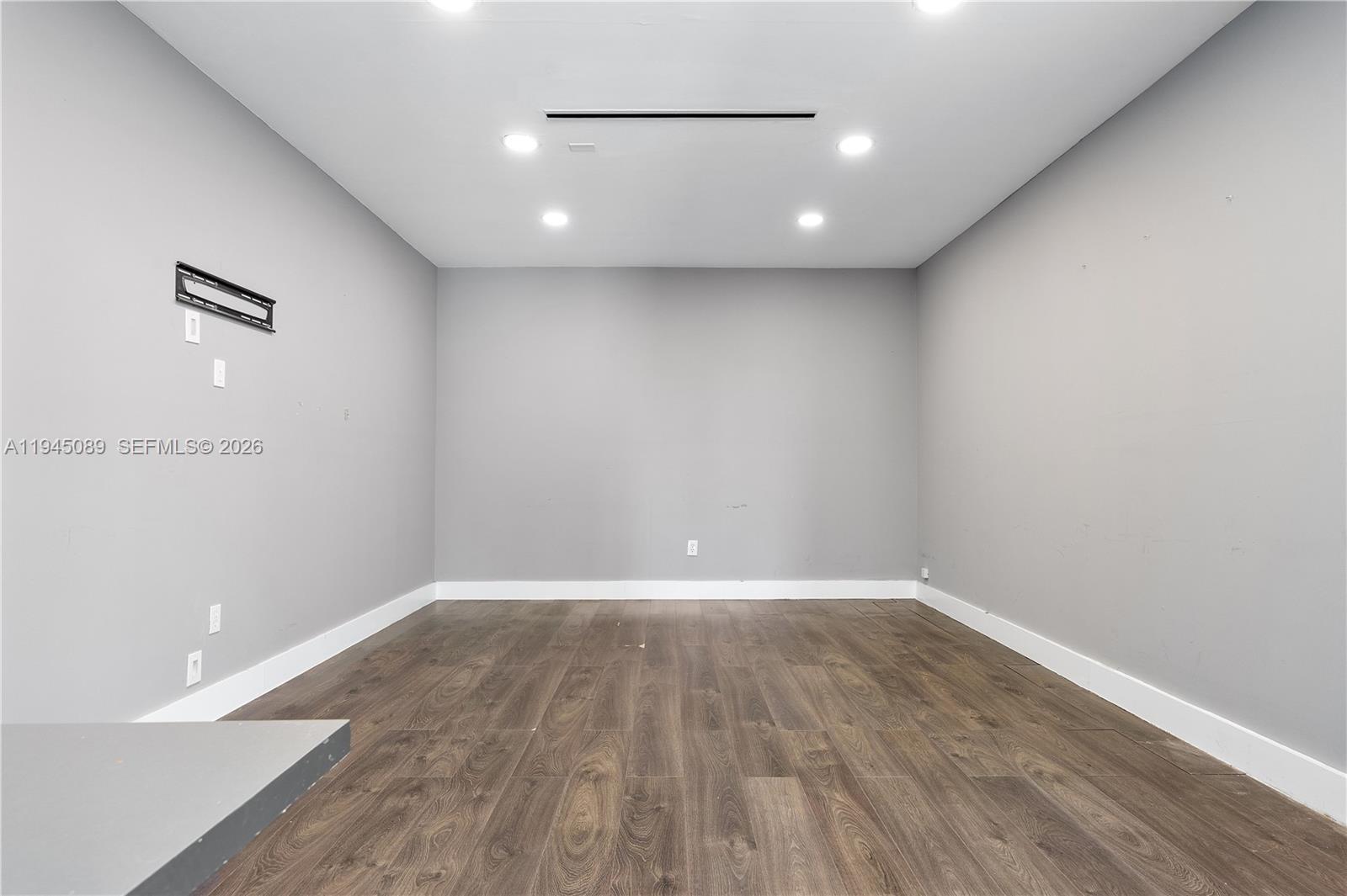 ROYAL CUTLER ESTATES - Residential