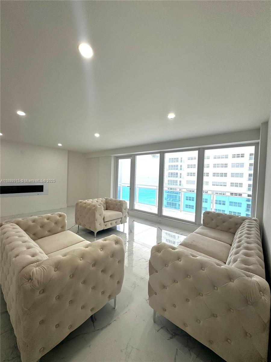 COMMODORE CONDO - Residential