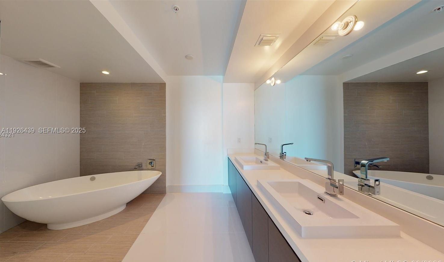 PARQUE TOWERS CONDO - Residential Lease