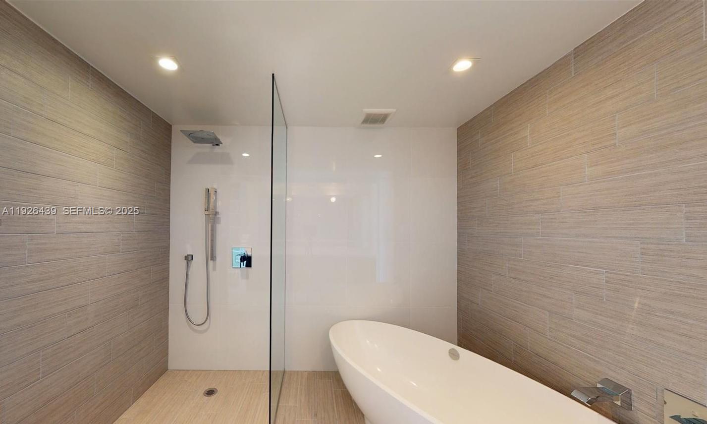 PARQUE TOWERS CONDO - Residential Lease