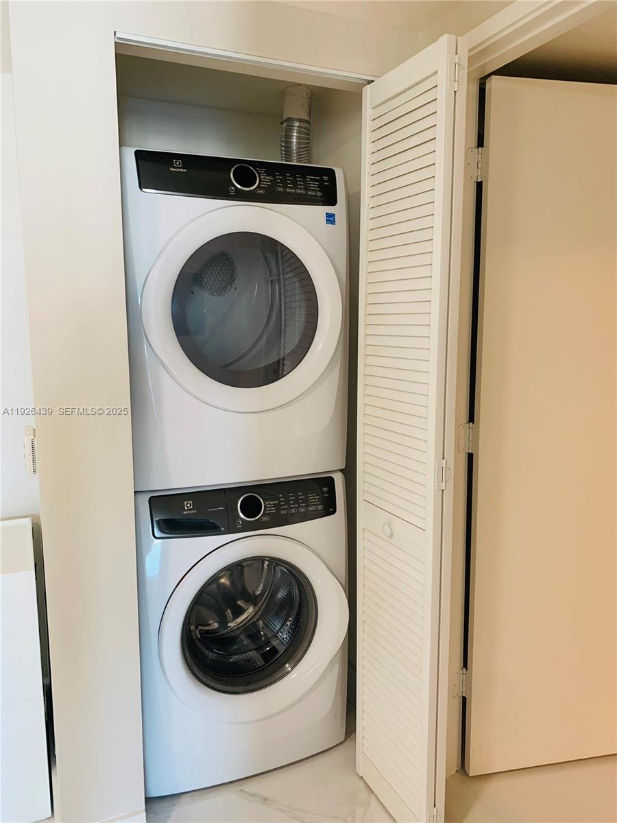 PARQUE TOWERS CONDO - Residential Lease