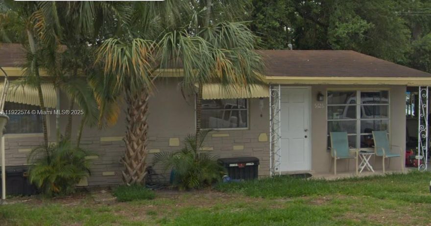 Beautiful 3 bedroom 2 bathroom single family home located in desired Hollywood. The entire house has been remodeled! New kitchen, bathroom, and much more. Tile floors throughout the entire house. Washer and dryer located in unit for convenience. ! Pets are welcome! (Pet fee applies).