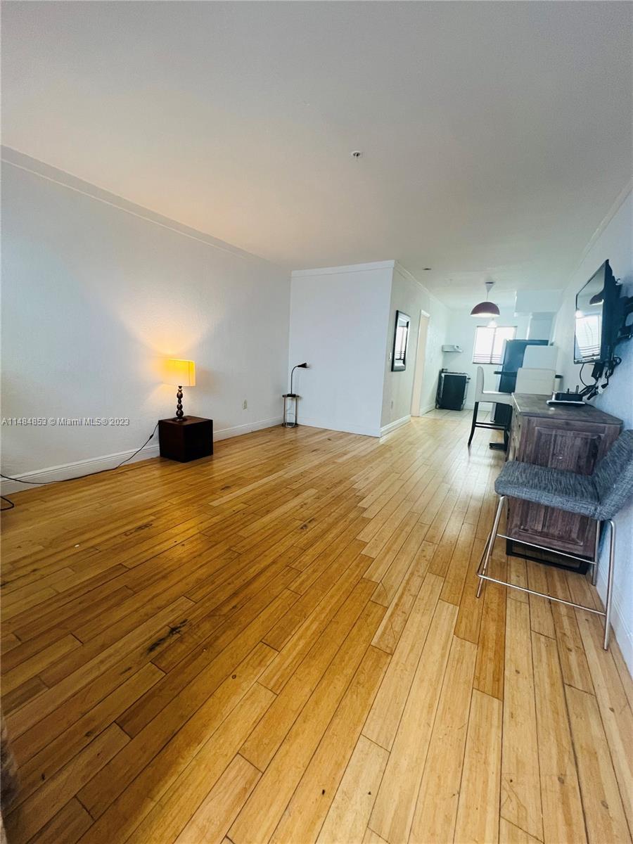 BEAUTIFUL FURNISHED STUDIO IN THE HEART OF SOUTH BEACH. ONE BLOCK AWAY FROM LINCOLN ROAD AND EVERYTHING SOBE HAS TO OFFER, EASY TO SHOW.