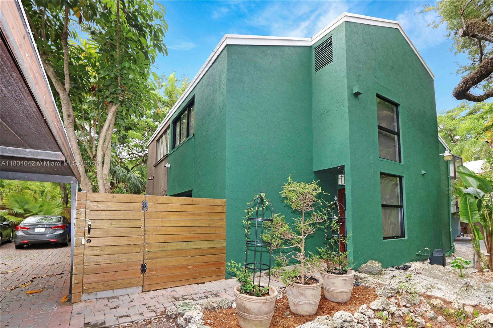 3138 Mary St 3138