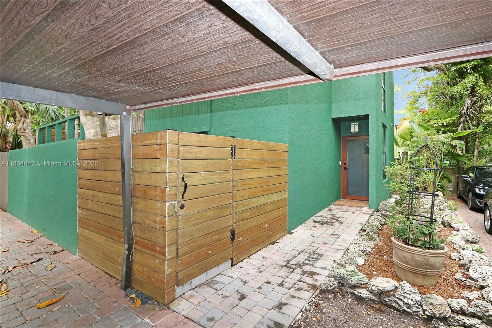 3138 Mary St 3138