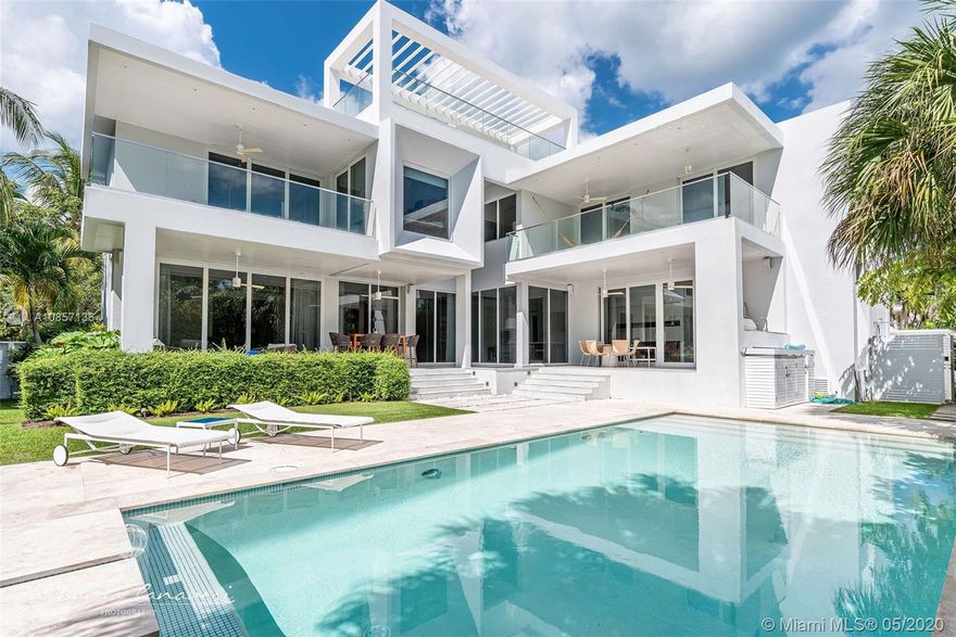 Live in the heart of Key Biscayne! In this amazing contemporary home with 6 bedrooms 6.5 baths, large family room, living & dining, a study and open kitchen with a gas stove and plenty of storage space. An oversized 10,200 sq. ft. lot. Enjoy entertaining in this wonderfully and naturally illuminated spacious home, gorgeous rooftop terraces. . This is home is perfect for your family.