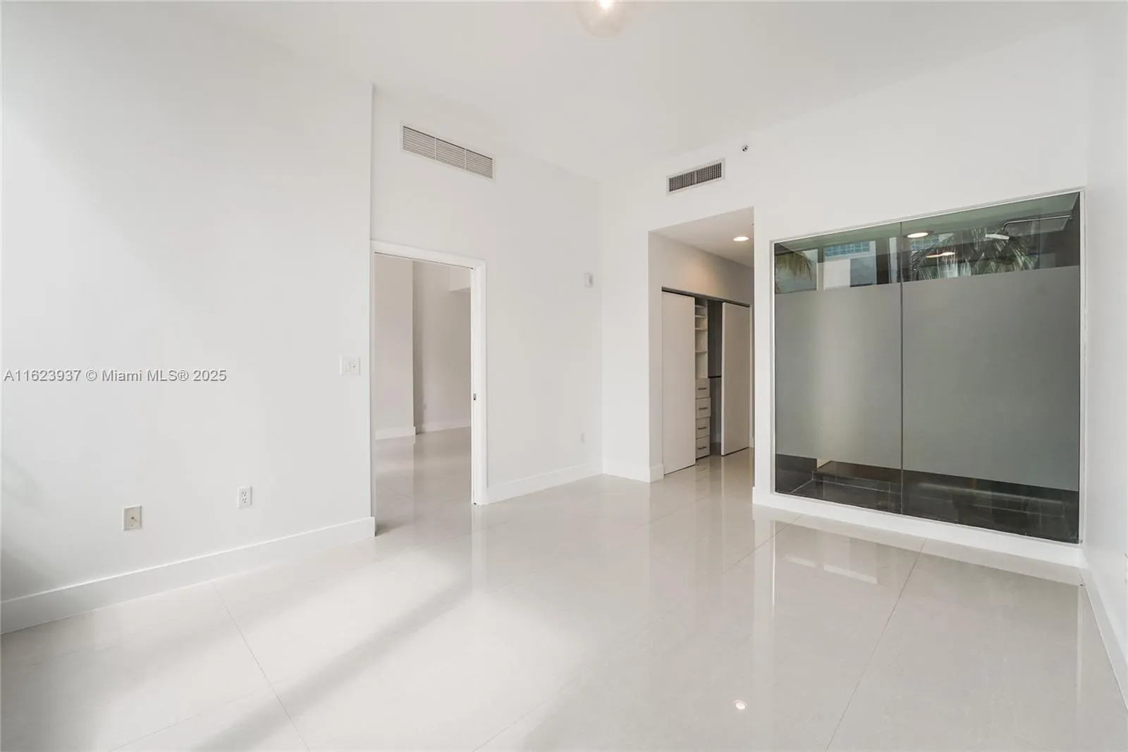 Miami Beach, Florida 33139, United States, 1 Bedroom Bedrooms, ,2 BathroomsBathrooms,Residential,Active,52072