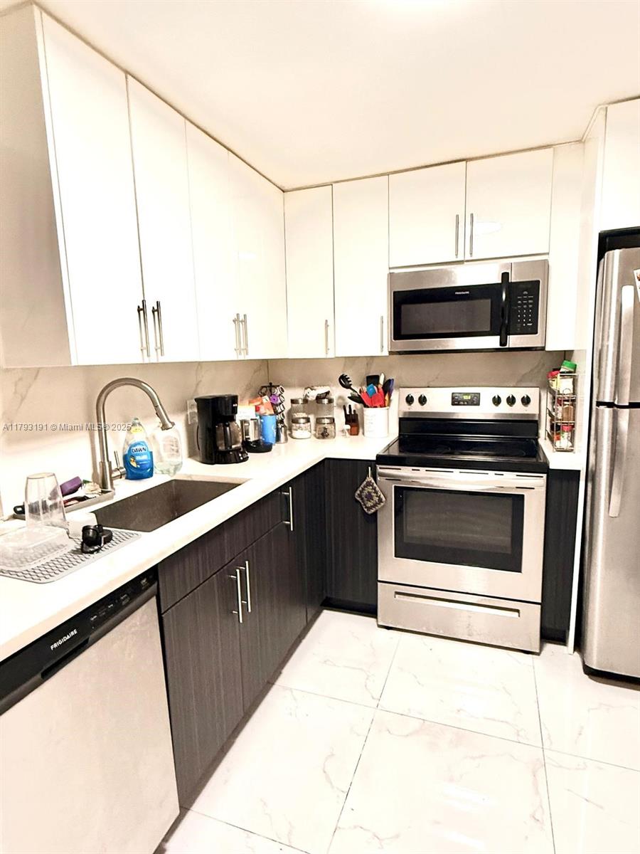1401 Ne 191st St D201, Miami, Broward County, Florida - 2 Bedrooms  
2 Bathrooms - 