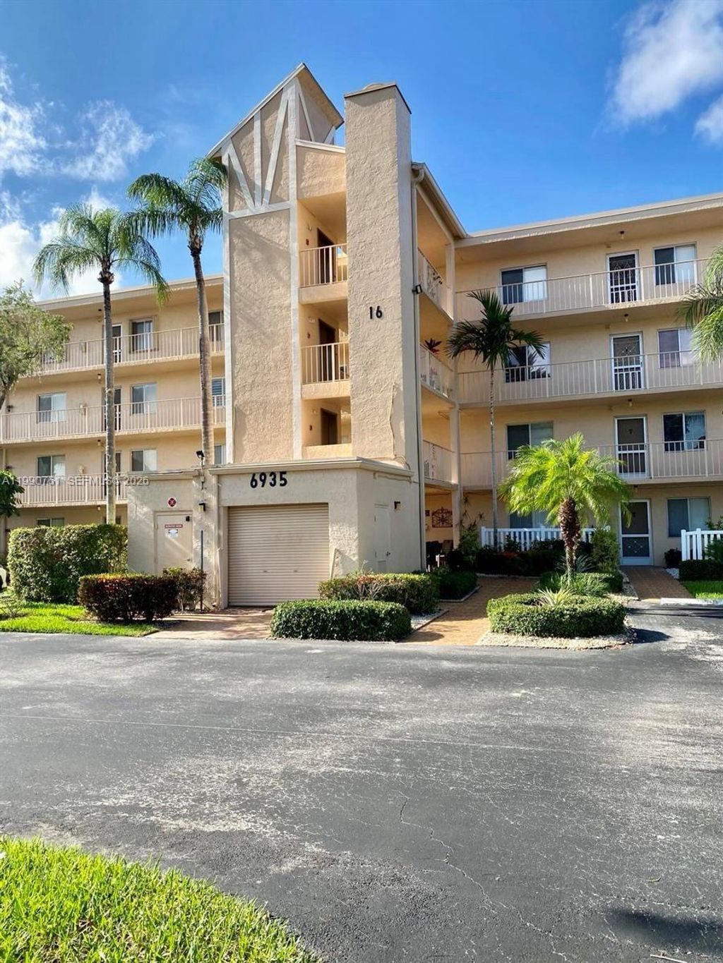 Photo of 6935 Huntington Ln #108, Delray Beach, FL 33446 (MLS # A11990761)