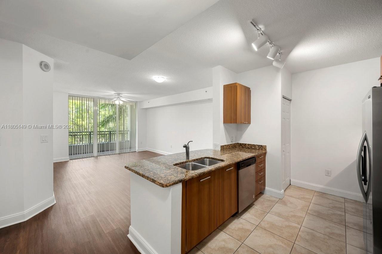 Beautiful 1BR/1BA condo featuring laminate floors, granite countertops, stainless steel appliances, in-unit washer/dryer, and a marble shower with bathtub. Enjoy Smart Key FOB entry, high-impact windows, and 1 assigned covered parking space. Resort-style amenities include a tropical heated pool, Jacuzzi, fitness center, dry sauna, clubroom, and 24-hour manned security with high-tech cameras. Internet, cable TV, and water included. Prime location near Plantation Walk, shops, dining, and hospital. Owner highly motivated to sell!
