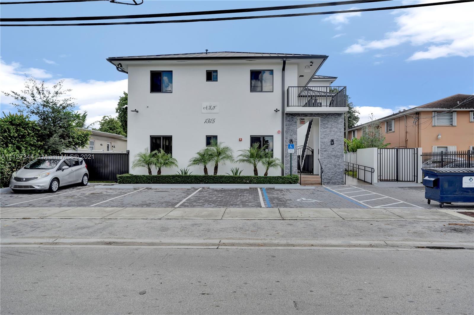 Main image without alt text