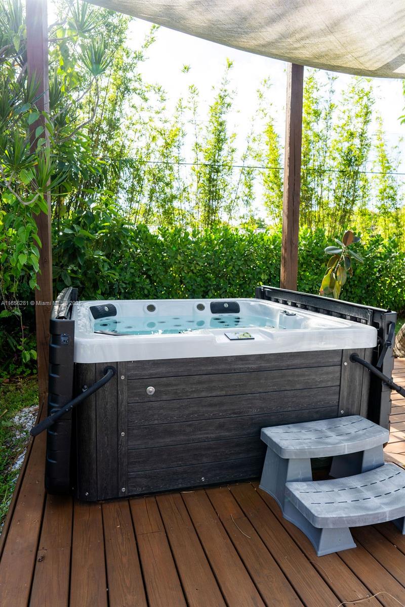 COUNTRY CLUB GROVE PT 2 - Residential Lease