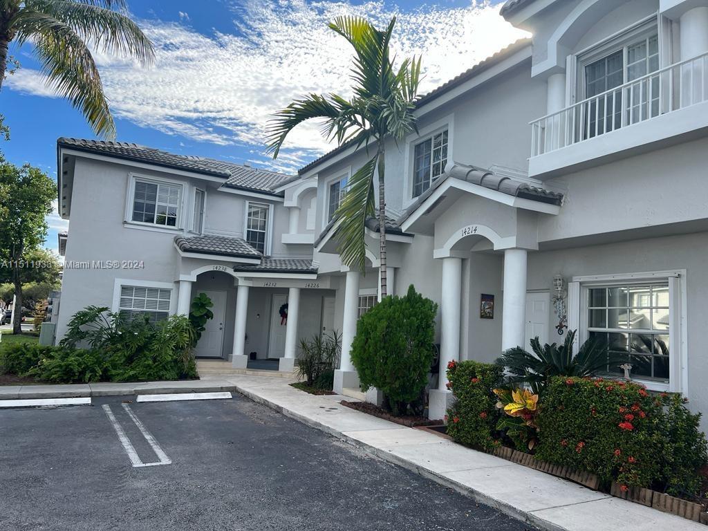 2/1.5 Completely Renovated, in laundry unit, private patio, 2 story, inside private community Bonita Villas, Metro zoo area, community pool, very peaceful community.
Available February 1st 2024