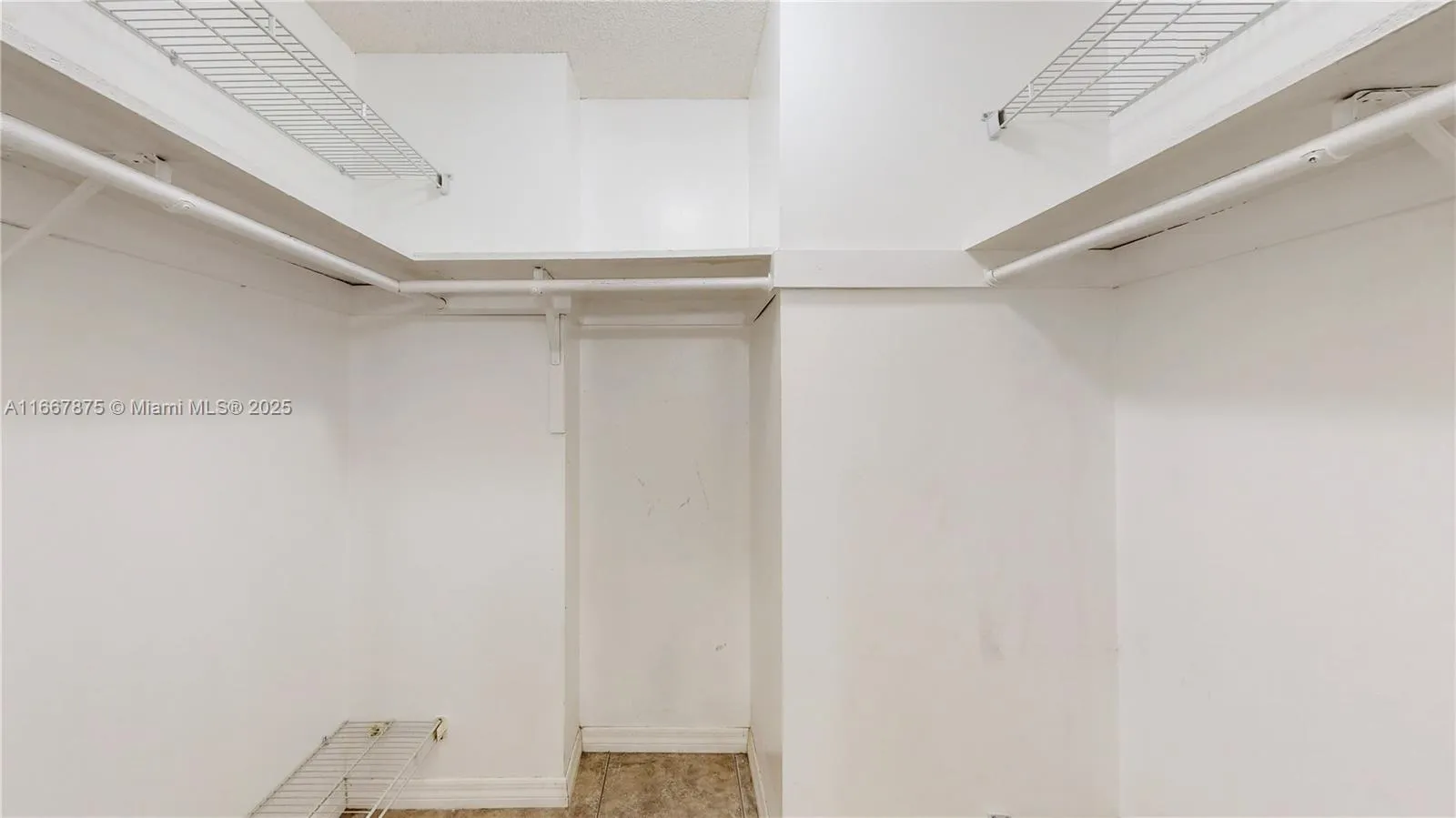 Aventura, Florida 33160, United States, 1 Bedroom Bedrooms, ,2 BathroomsBathrooms,Residential,Active,41080