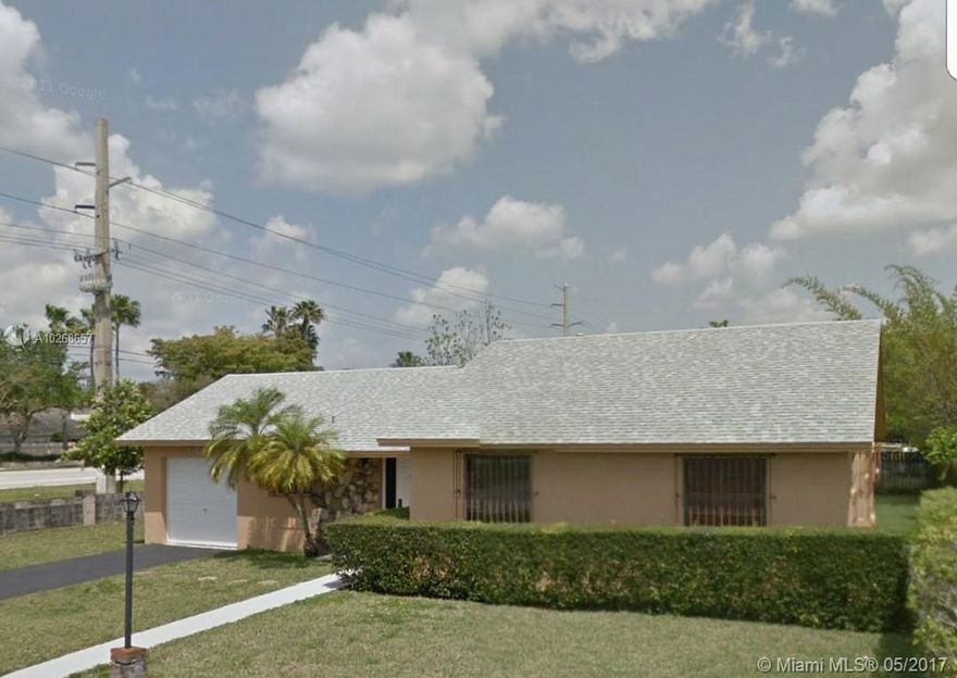 10,000 Square Foot end lot in the Glen Cove neighborhood.
Plenty of room for pool addition! 
Three bed/two bath home in need of some TLC.
Perfect starter home!