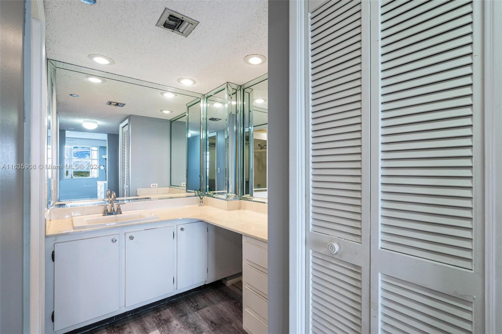 NO 114 PALM-AIRE COUNTRY - Residential