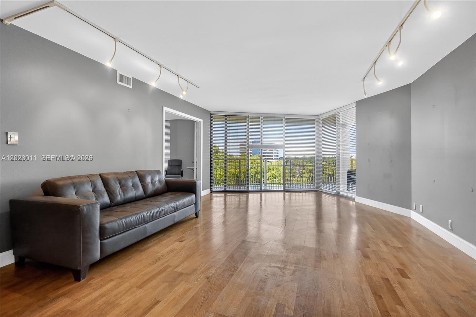 TOWERS OF QUAYSIDE CONDO - Residential