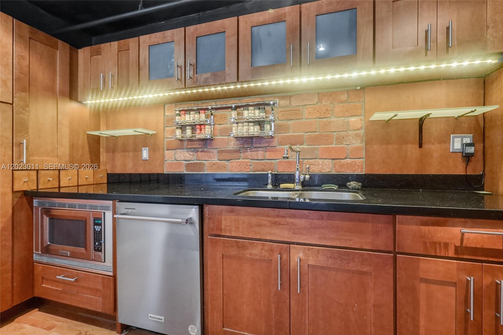 TOWERS OF QUAYSIDE CONDO - Residential