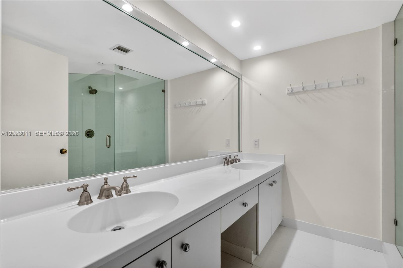 TOWERS OF QUAYSIDE CONDO - Residential