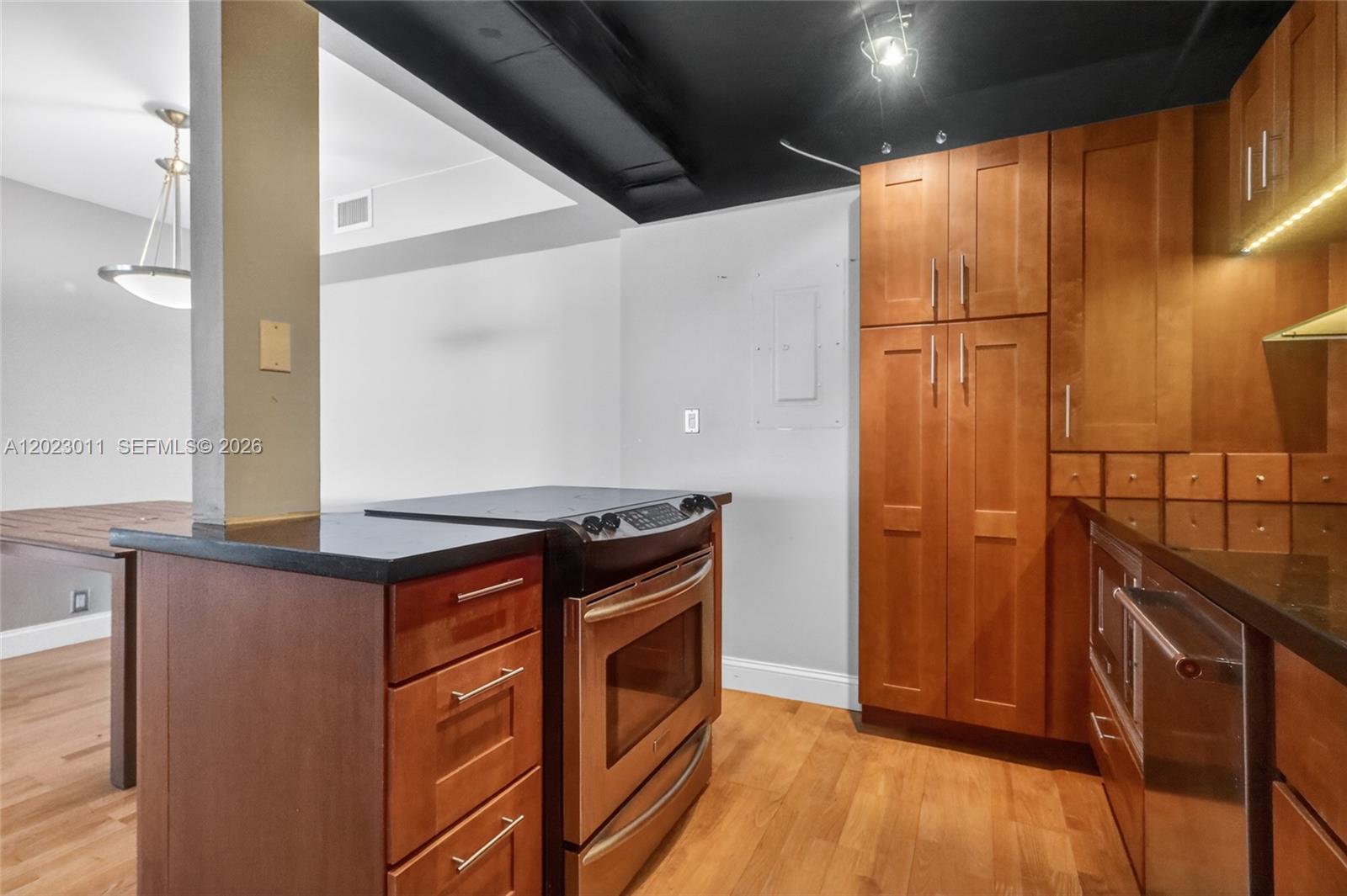 TOWERS OF QUAYSIDE CONDO - Residential