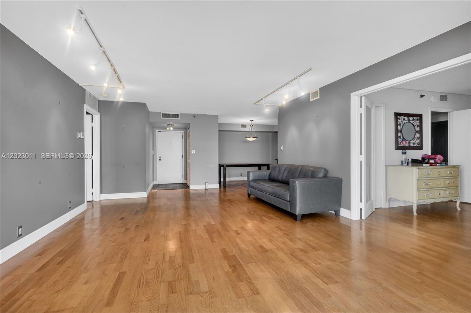 TOWERS OF QUAYSIDE CONDO - Residential