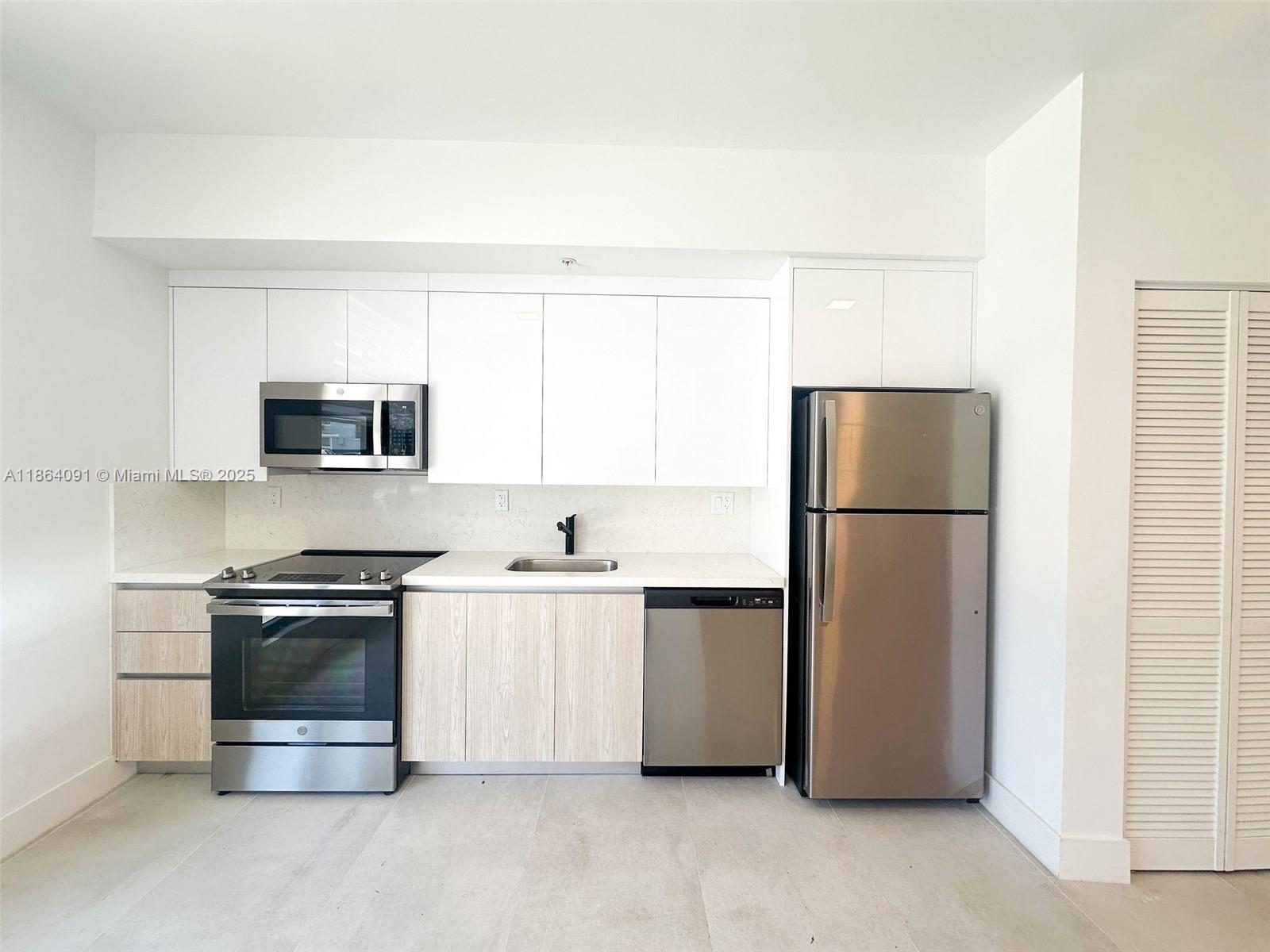 Welcome to your brand new home! Be the first resident of this beautiful 1 bedroom, 1 bathroom apartment.
Enjoy sleek modern finishes, ceramic tile floors, and plenty of natural sunlight throughout. The kitchen is fully equipped with brand new appliances and contemporary cabinetry. Ideally located near Downtown Miami, Brickell, and Little Havana, with quick access to major highways and the beach. Move in with just two months. A perfect blend of comfort, style, and convenience in a newly constructed building!