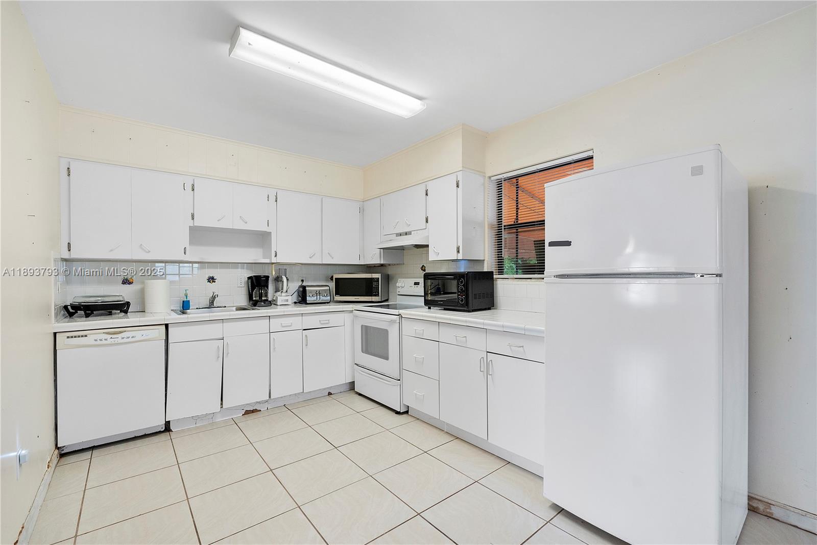 View photos, virtual tours, details... 621 SW 5th Ct
