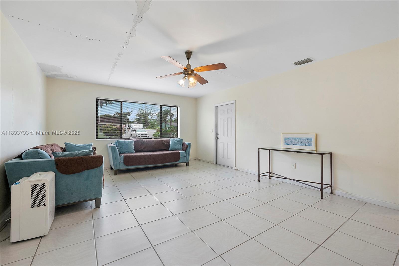 View photos, virtual tours, details... 621 SW 5th Ct