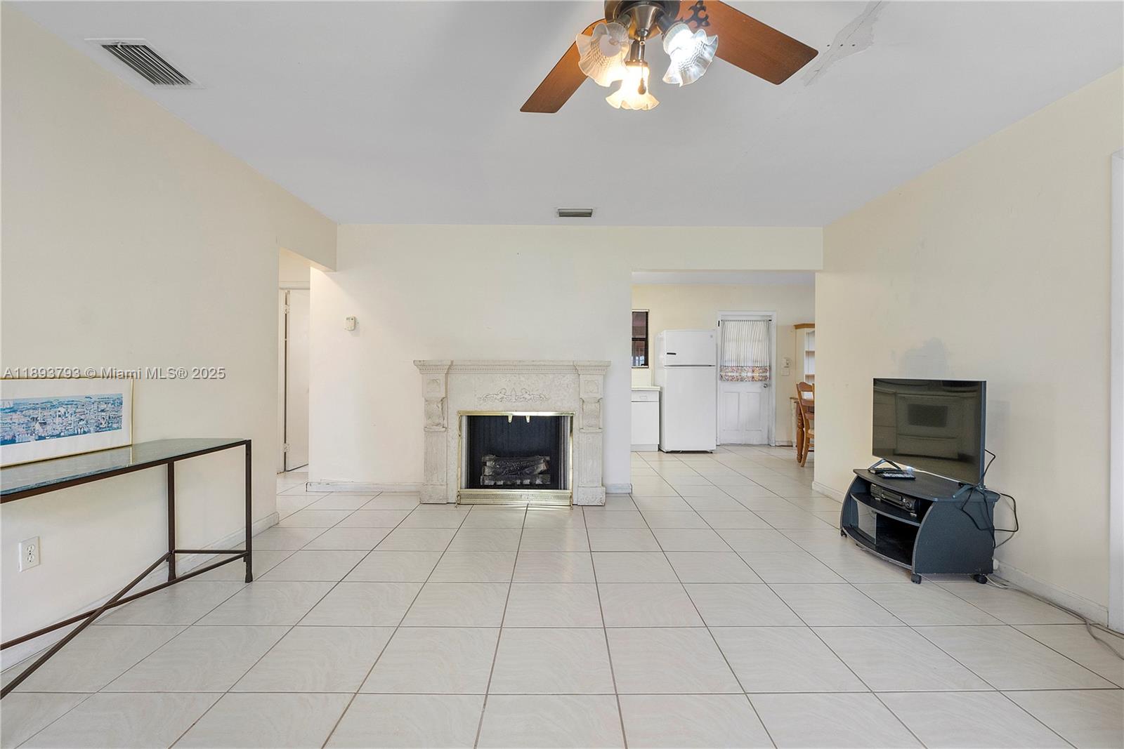 View photos, virtual tours, details... 621 SW 5th Ct