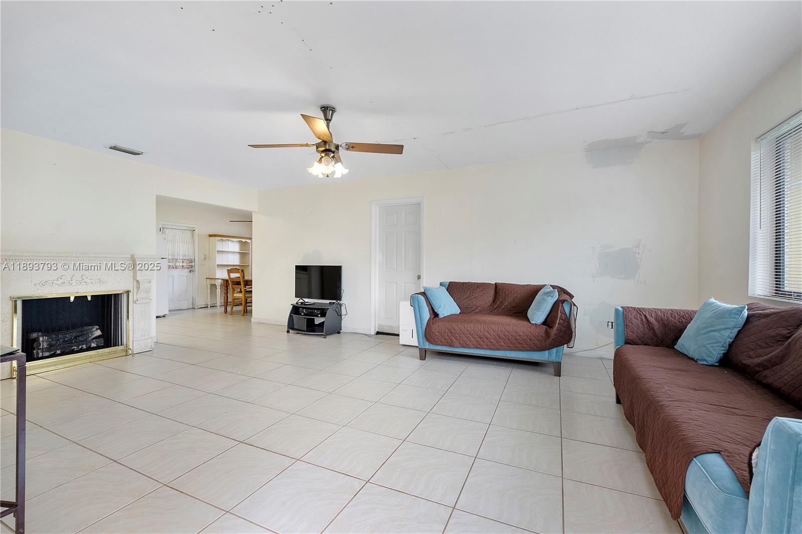 View photos, virtual tours, details... 621 SW 5th Ct