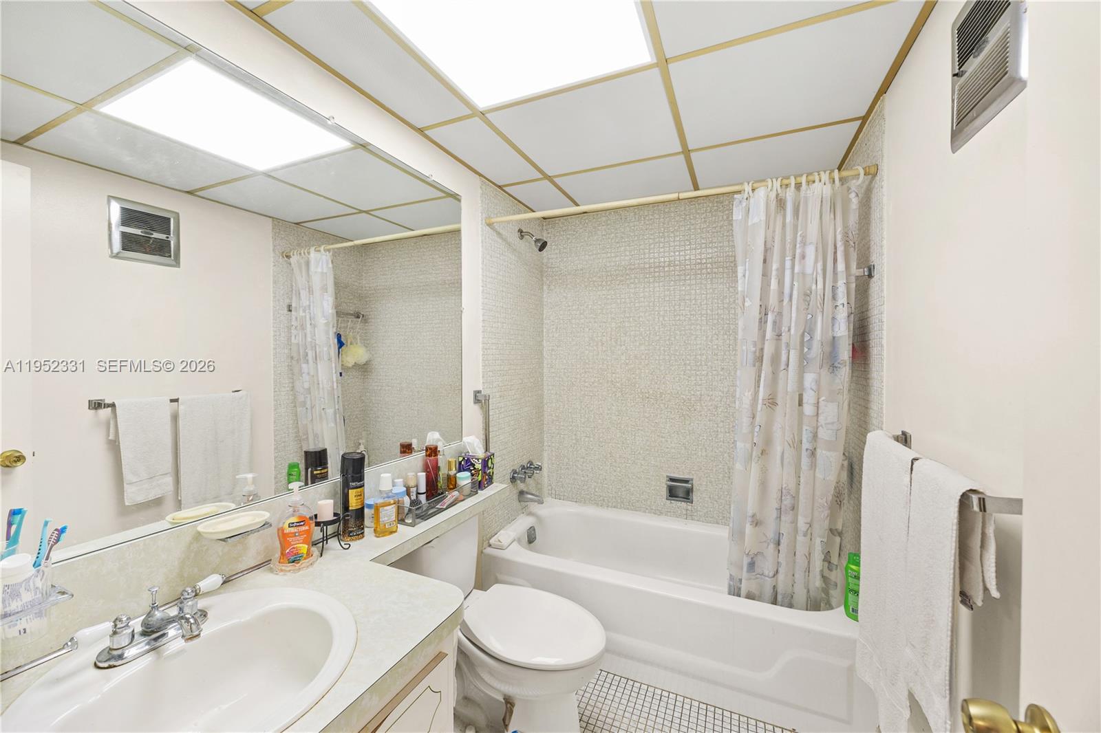 LAUDERDALE OAKS CONDO II - Residential