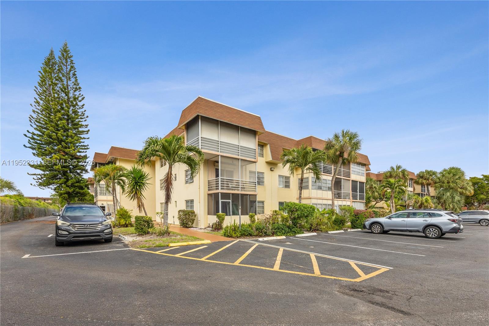 LAUDERDALE OAKS CONDO II - Residential