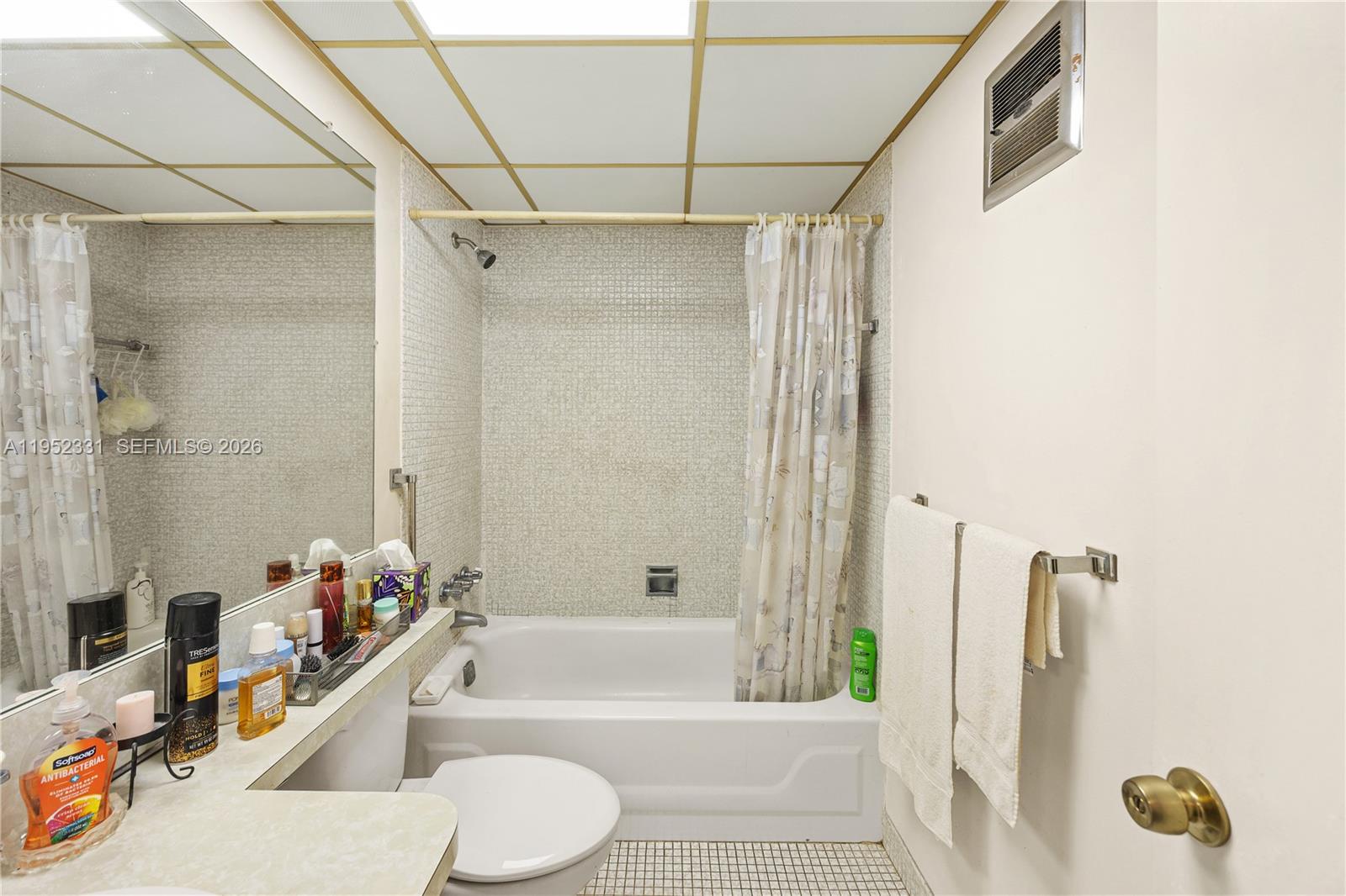 LAUDERDALE OAKS CONDO II - Residential