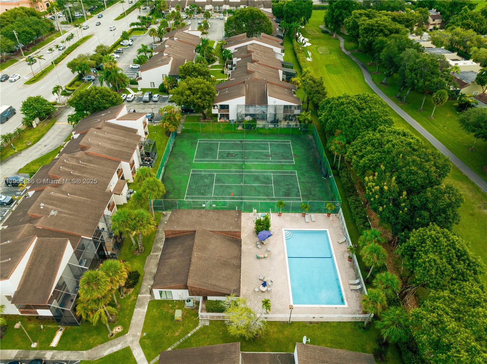 VILLAS OF AMBERWOOD CONDO - Residential