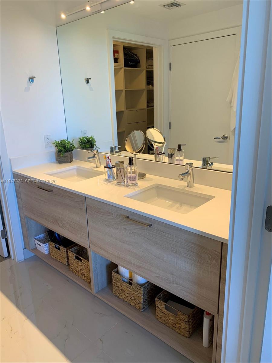 THE HARBOUR SOUTH CONDO - Residential