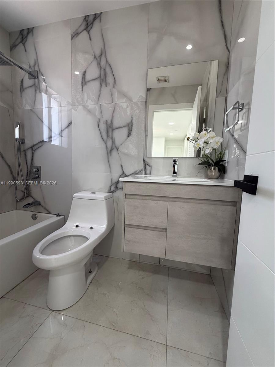 SPANISH LAKES - Residential Lease