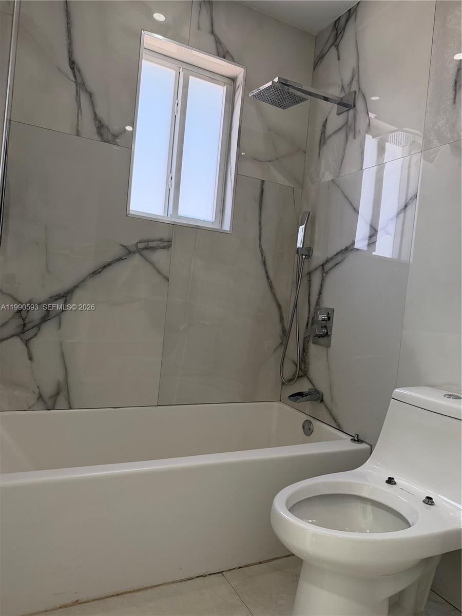 SPANISH LAKES - Residential Lease