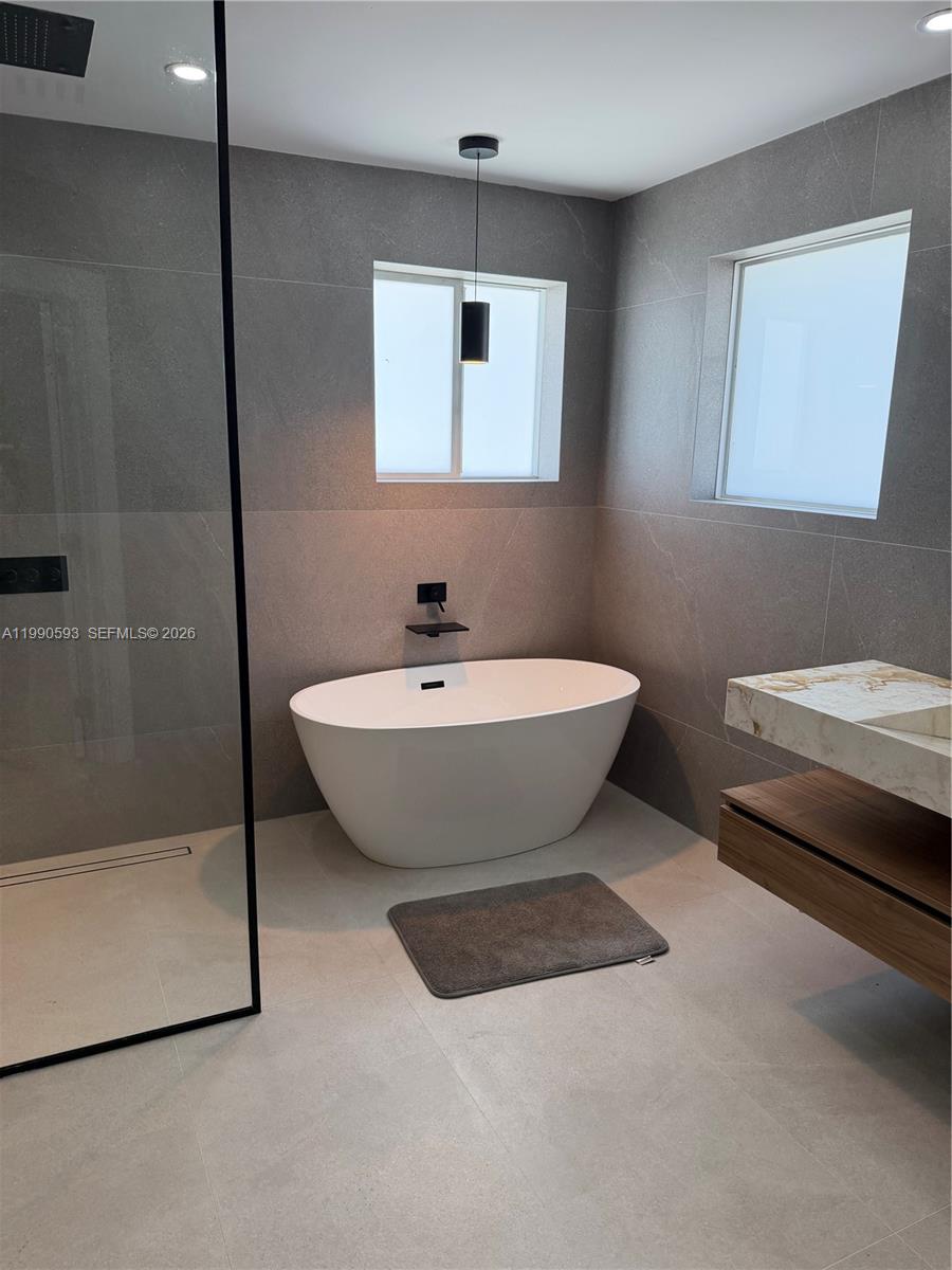 SPANISH LAKES - Residential Lease